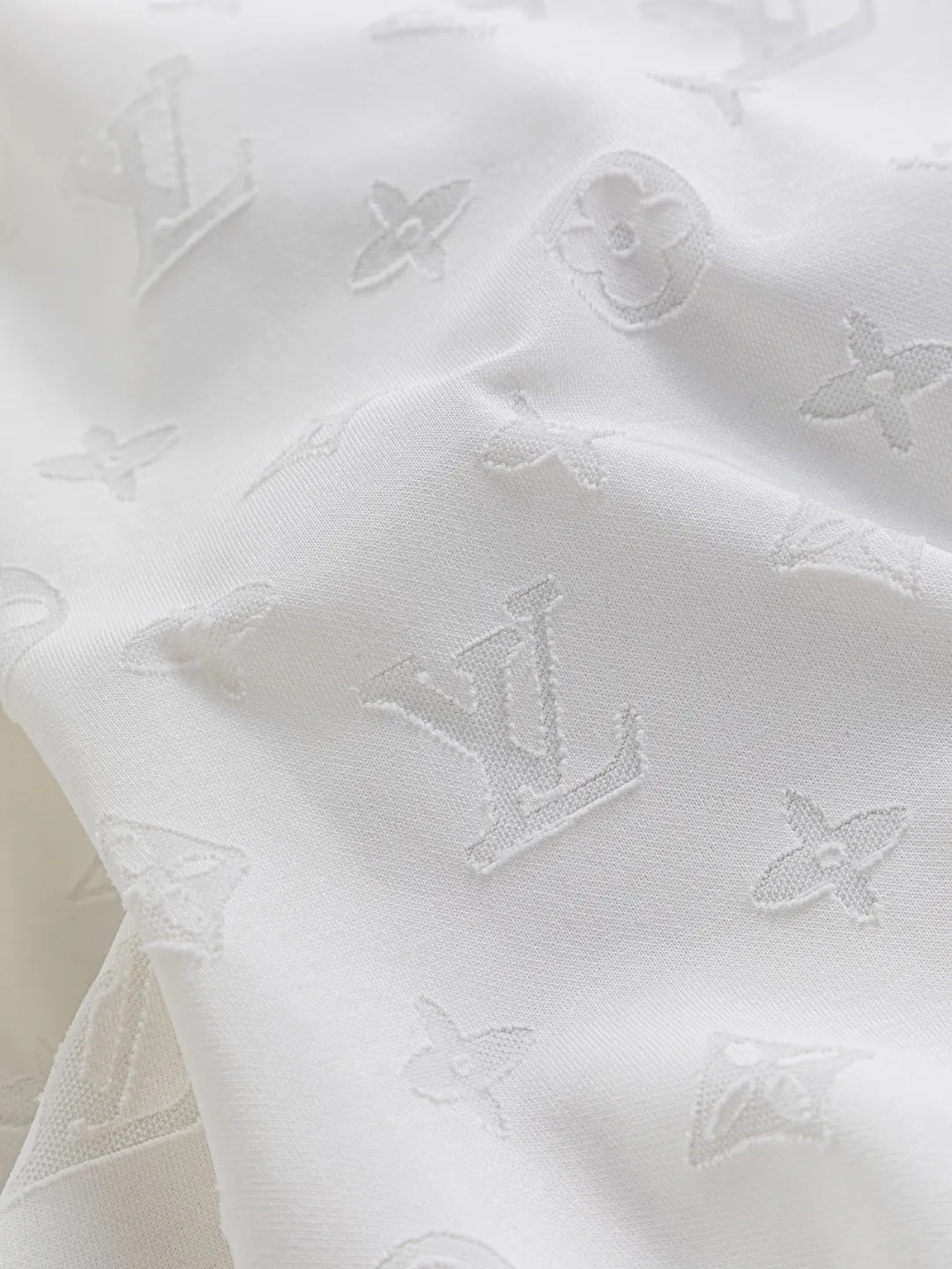 🅿️200 Louis Vuitton 1V Lujia LV slightly wide version S-XL lv 26SS LV new product counter catwalk model, full body cut burnt letter logo heavy craftsmanship, same style for men and women! Short-sleeves are not the same as the general public, but must be unique and eye-catching. This LV short-sleeves is all about quality, comfort, consistent style, fashion, including fabrics and cutting techniques, all of which have been made with great effort! 320 grams of washed pure cotton fabric, pure cotton is breathable, very refreshing and comfortable for daily wear. The rib knitting on the neckline is smooth and tight, and the neckline will not be skewed if you toss it at will. The loose version, you will find that it looks really good on the upper body. The overall is minimalist and neat, super versatile for daily use! Pair it casually with a pair of pants for a youthful look. A T-shirt will make your outfit crazy. It is a fashionable item that can never go wrong! Color: Black White Blue Size: S-XL Size chart: S: Shoulder width 50-Bust 56-Length 70 M: Shoulder width 52-Bust 57-Length 72 L: Shoulder width 54-Bust 59-Length 74 XL: Shoulder width 56-Bust 62-Length 76